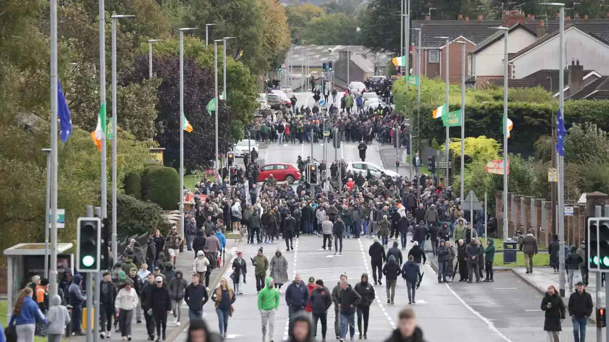 Keine Bewegung: Die umstrittene Parade bleibt seit den Morgenstunden blockiert.  - Bild: Peter Morrison/PA Wire/dpa