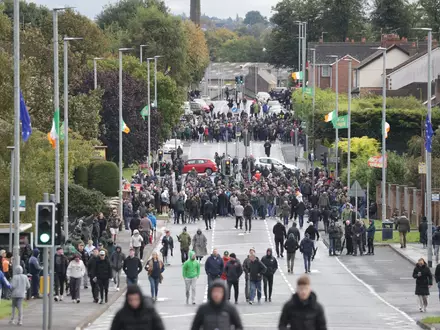 Keine Bewegung: Die umstrittene Parade bleibt seit den Morgenstunden blockiert.  - Foto: Peter Morrison/PA Wire/dpa
