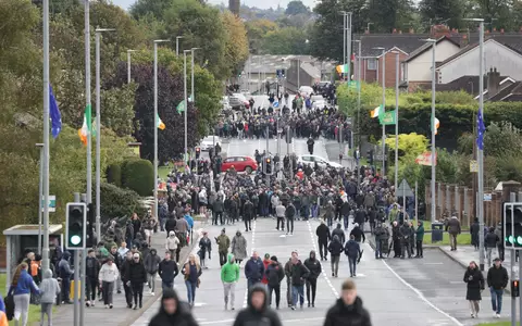 Keine Bewegung: Die umstrittene Parade bleibt seit den Morgenstunden blockiert.  - Foto: Peter Morrison/PA Wire/dpa