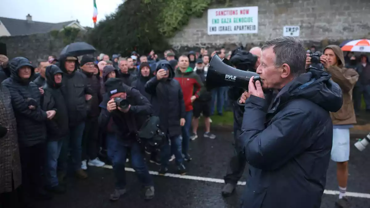 Gegendemonstranten blockieren die Garvaghy Road - die Parade konnte deshalb zunächst nicht starten.  - Bild: Peter Morrison/PA Wire/dpa