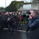 Gegendemonstranten blockieren die Garvaghy Road - die Parade konnte deshalb zunächst nicht starten.  - Bild: Peter Morrison/PA Wire/dpa