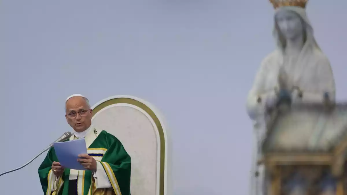 Für anderthalb Tage ist Leo in Lourdes zu Besuch. - Bild: Gregorio Borgia/AP/dpa