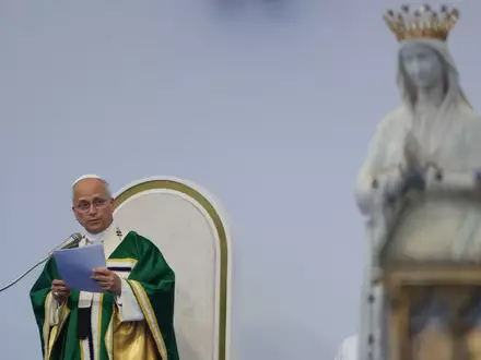 Für anderthalb Tage ist Leo in Lourdes zu Besuch. - Foto: Gregorio Borgia/AP/dpa