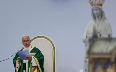 Für anderthalb Tage ist Leo in Lourdes zu Besuch. - Foto: Gregorio Borgia/AP/dpa