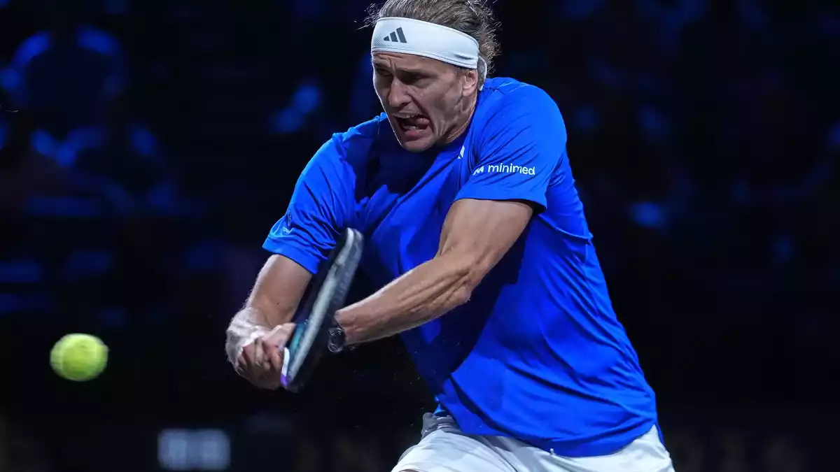 Alexander Zverev beim Laver Cup in Aktion.  - Bild: Maja Smiejkowska/AP/dpa