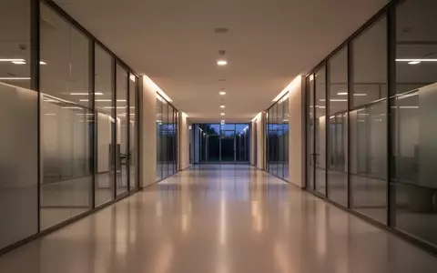Ein leerer, modern gestalteter Flur in einem öffentlichen Verwaltungsgebäude mit schlichter Architektur und dezenter Beleuchtung. - Foto: über boerse-global.de