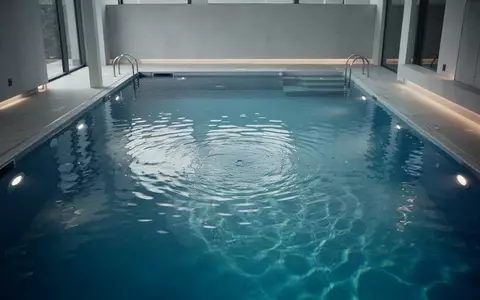 Ein ruhiges, blaues Schwimmbecken mit klarem Wasser und sanften Lichtreflexen auf der Oberfläche. - Foto: über boerse-global.de