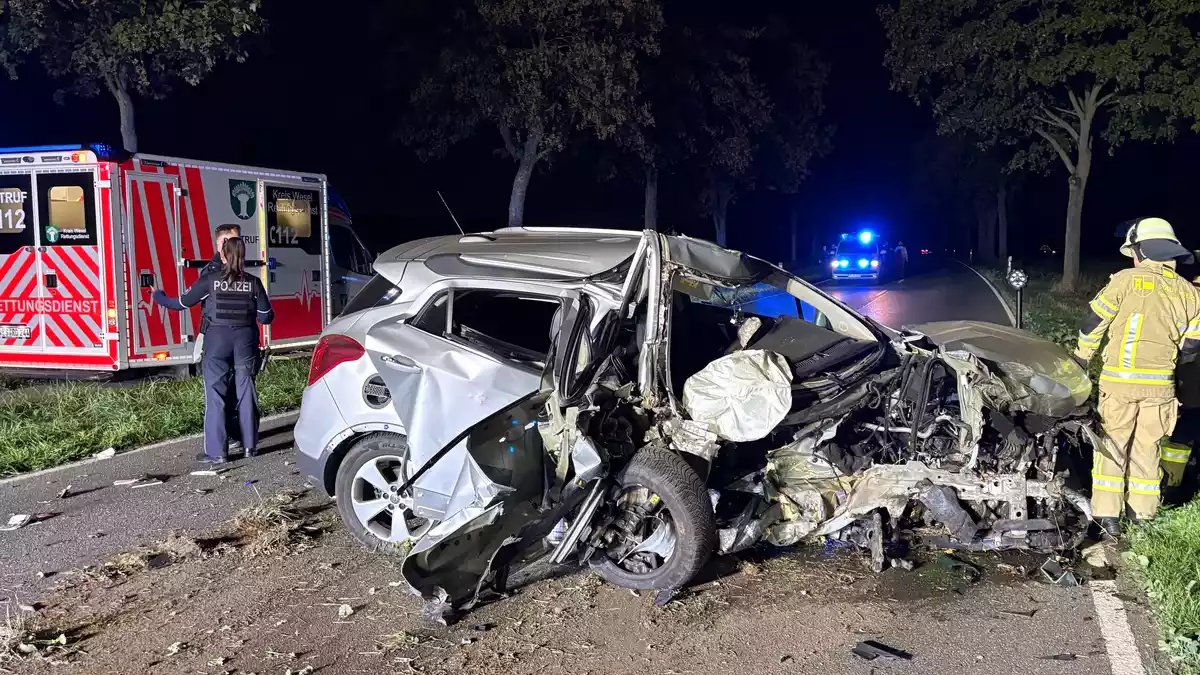 FW Moers: Verkehrsunfall auf der Krefelder Straße / PKW kollidiert mit Baum - Bild: presseportal.de