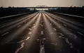 Eine leere, mehrspurige Autobahn im Dämmerlicht, die sich bis zum Horizont erstreckt. - Foto: über boerse-global.de