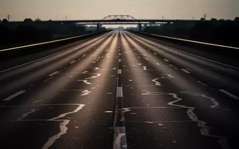 Eine leere, mehrspurige Autobahn im Dämmerlicht, die sich bis zum Horizont erstreckt. - Foto: über boerse-global.de