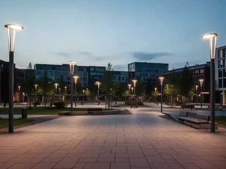 Ein leerer, modern gestalteter öffentlicher Platz in einer Stadt bei Dämmerung. - Foto: über boerse-global.de