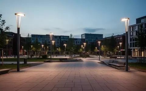 Ein leerer, modern gestalteter öffentlicher Platz in einer Stadt bei Dämmerung. - Foto: über boerse-global.de
