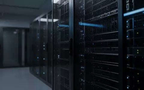 Abstrakte Nahaufnahme einer modernen Serverinfrastruktur mit metallischen Oberflächen und blauer Beleuchtung. - Foto: über boerse-global.de
