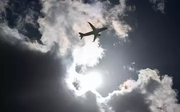 Ein Lufthansa-Flug aus Frankfurt am Main musste wegen einer brennenden Powerbank umgeleitet werden. (Illustration) - Foto: Boris Roessler/dpa