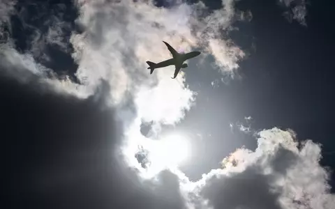 Ein Lufthansa-Flug aus Frankfurt am Main musste wegen einer brennenden Powerbank umgeleitet werden. (Illustration) - Foto: Boris Roessler/dpa
