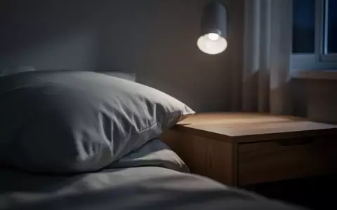 Ein ruhiges, nächtliches Schlafzimmer mit sanftem Mondlicht, das eine Atmosphäre der Entspannung und nächtlichen Ruhe vermittelt. - Foto: über boerse-global.de