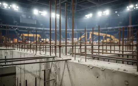 Nahaufnahme von Betonstrukturen und Bewehrungsstahl in einer professionellen Werkstattumgebung. - Foto: über boerse-global.de
