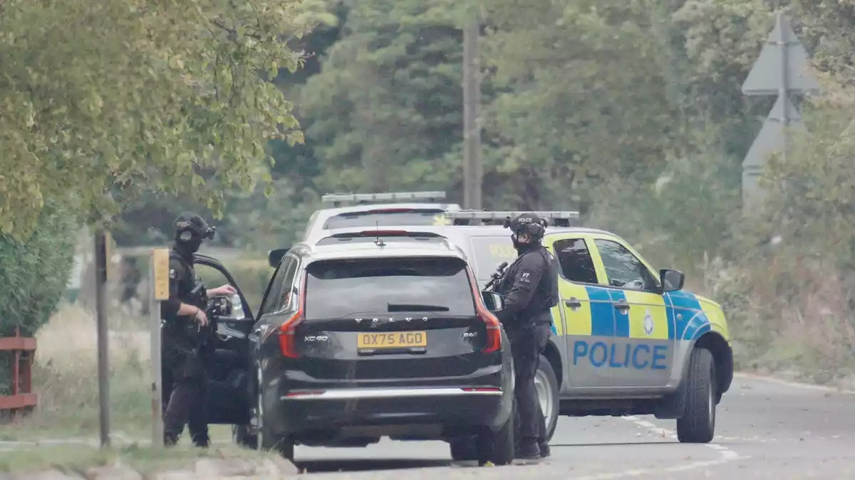 Die Polizei hatte in der Nähe des britischen Luftwaffenstützpunkts fünf Männer festgenommen.  - Bild: Ben Birchall/PA Wire/dpa