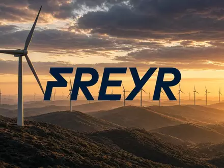 Moderne Windkraftanlage in einer weitläufigen Landschaft bei Sonnenuntergang als Symbol für erneuerbare Energien. - Foto: über boerse-global.de
