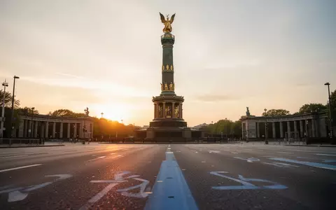 Die Siegessäule in Berlin bei Sonnenuntergang an einer leeren Laufstrecke des Berlin-Marathons. - Foto: über boerse-global.de
