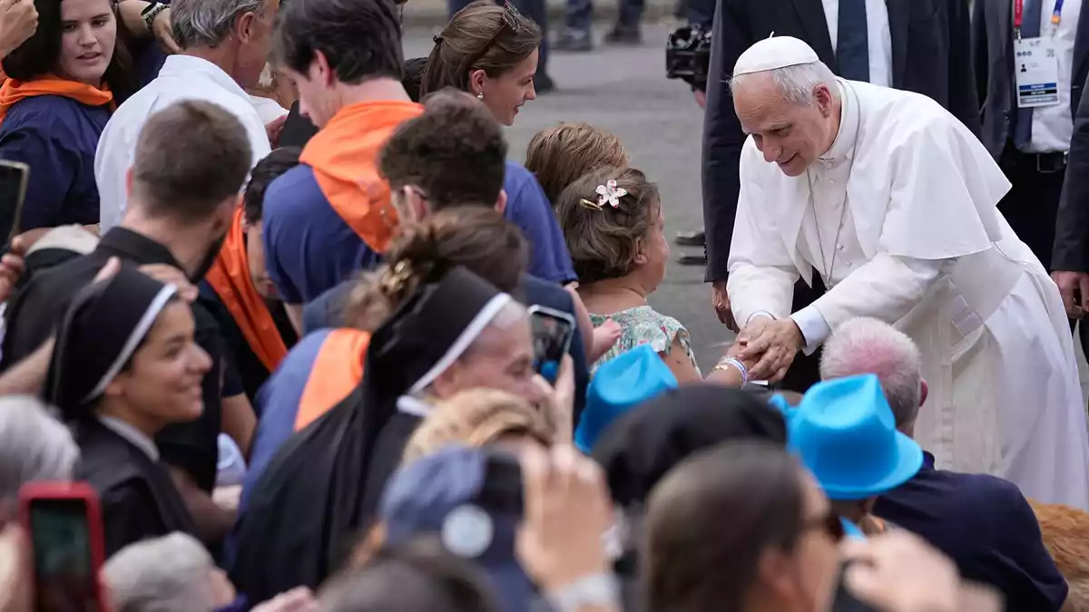 Papst Leo XIV. traf sich auch mit Missbrauchsopfern. - Bild: Laurent Cipriani/AP/dpa