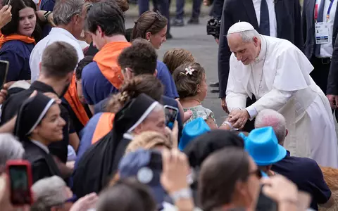 Papst Leo XIV. traf sich auch mit Missbrauchsopfern. - Foto: Laurent Cipriani/AP/dpa