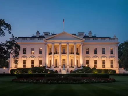 Die nächtliche Fassade des Weißen Hauses in Washington D.C. bei Dämmerung. - Foto: über boerse-global.de