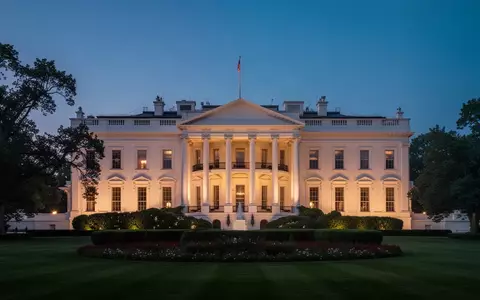 Die nächtliche Fassade des Weißen Hauses in Washington D.C. bei Dämmerung. - Foto: über boerse-global.de