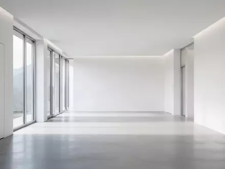 Ein heller, minimalistischer und leerer Flur in einer modernen medizinischen Einrichtung in der Schweiz. - Foto: über boerse-global.de