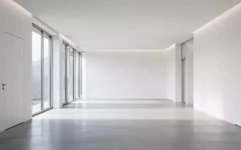 Ein heller, minimalistischer und leerer Flur in einer modernen medizinischen Einrichtung in der Schweiz. - Foto: über boerse-global.de