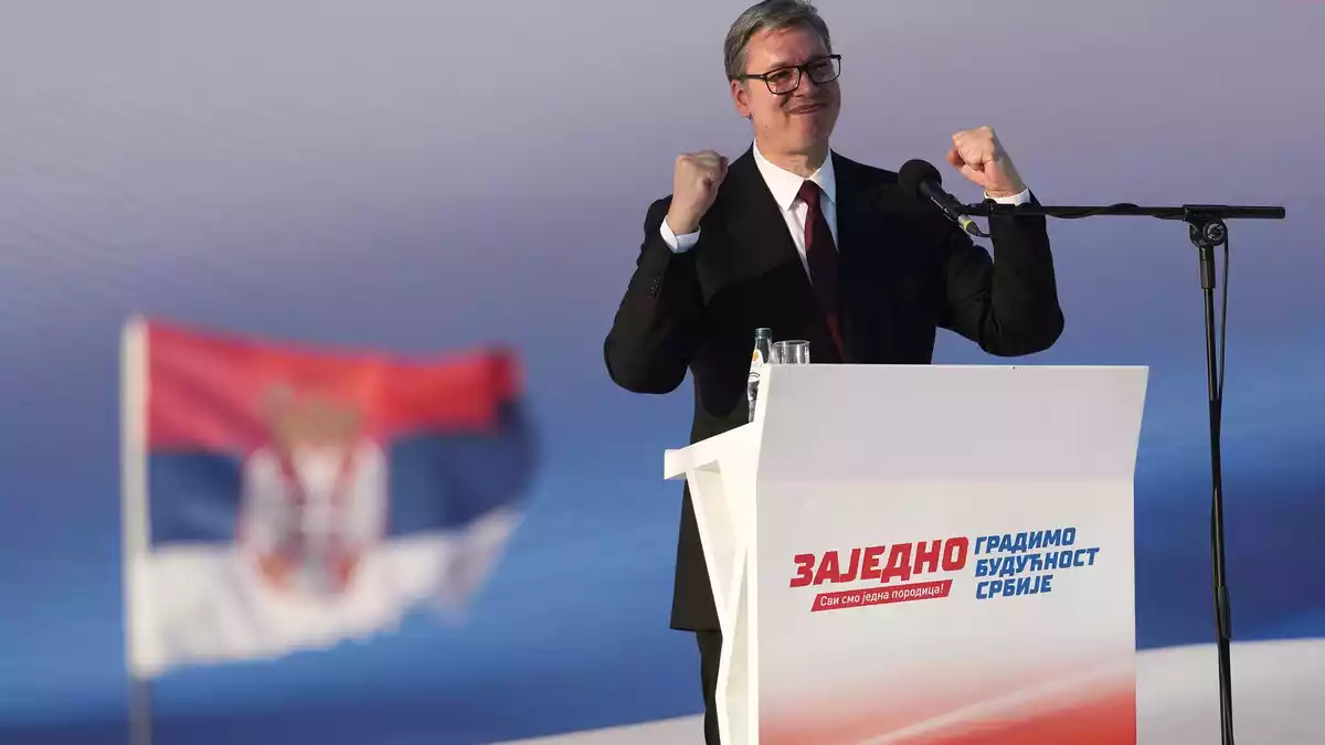 Serbiens Staatspräsident Aleksandar Vucic ist zurückgetreten, um als Spitzendkandidat seiner Fortschrittspartei bei der vorgezogenen Parlamentswahl vom 25. Oktober antreten zu können. - Bild: Darko Vojinovic/AP/dpa
