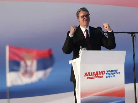 Serbiens Staatspräsident Aleksandar Vucic ist zurückgetreten, um als Spitzendkandidat seiner Fortschrittspartei bei der vorgezogenen Parlamentswahl vom 25. Oktober antreten zu können. - Foto: Darko Vojinovic/AP/dpa