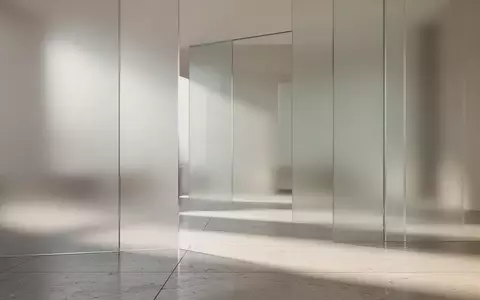 Minimalistische Architektur mit mattem Glas und weichem Lichtspiel auf einem Steinboden. - Foto: über boerse-global.de