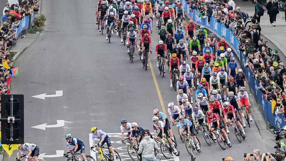 Das Hauptfeld während des Straßenrennens. - Bild: Graham Hughes/The Canadian Press/AP/dpa