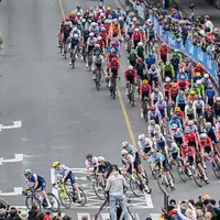 Das Hauptfeld während des Straßenrennens. - Foto: Graham Hughes/The Canadian Press/AP/dpa
