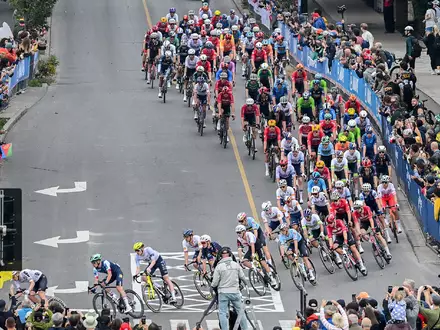 Das Hauptfeld während des Straßenrennens. - Foto: Graham Hughes/The Canadian Press/AP/dpa