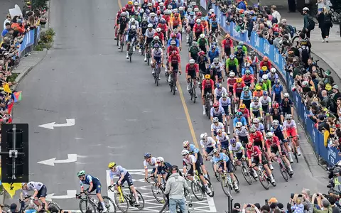 Das Hauptfeld während des Straßenrennens. - Foto: Graham Hughes/The Canadian Press/AP/dpa