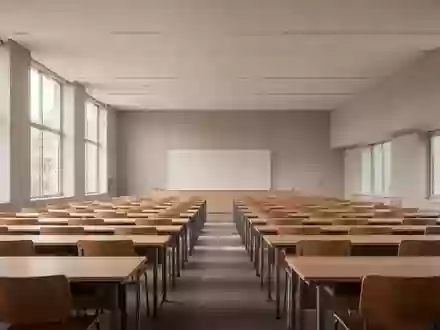 Ein leerer, minimalistischer Hörsaal mit Holztischen in einer Universität bei Tageslicht. - Foto: über boerse-global.de