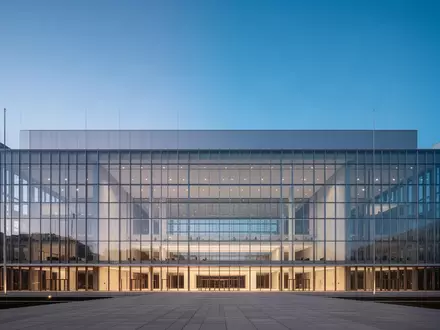 Moderne Glasfassade eines Verwaltungsgebäudes bei Dämmerung als Symbol für staatliche Datenverwaltung. - Foto: über boerse-global.de