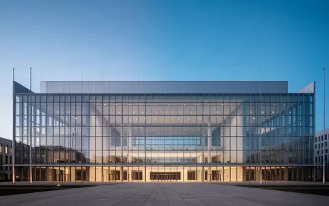 Moderne Glasfassade eines Verwaltungsgebäudes bei Dämmerung als Symbol für staatliche Datenverwaltung. - Foto: über boerse-global.de