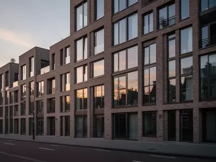 Fassade eines modernen Amsterdamer Wohngebäudes in der Abenddämmerung. - Foto: über boerse-global.de