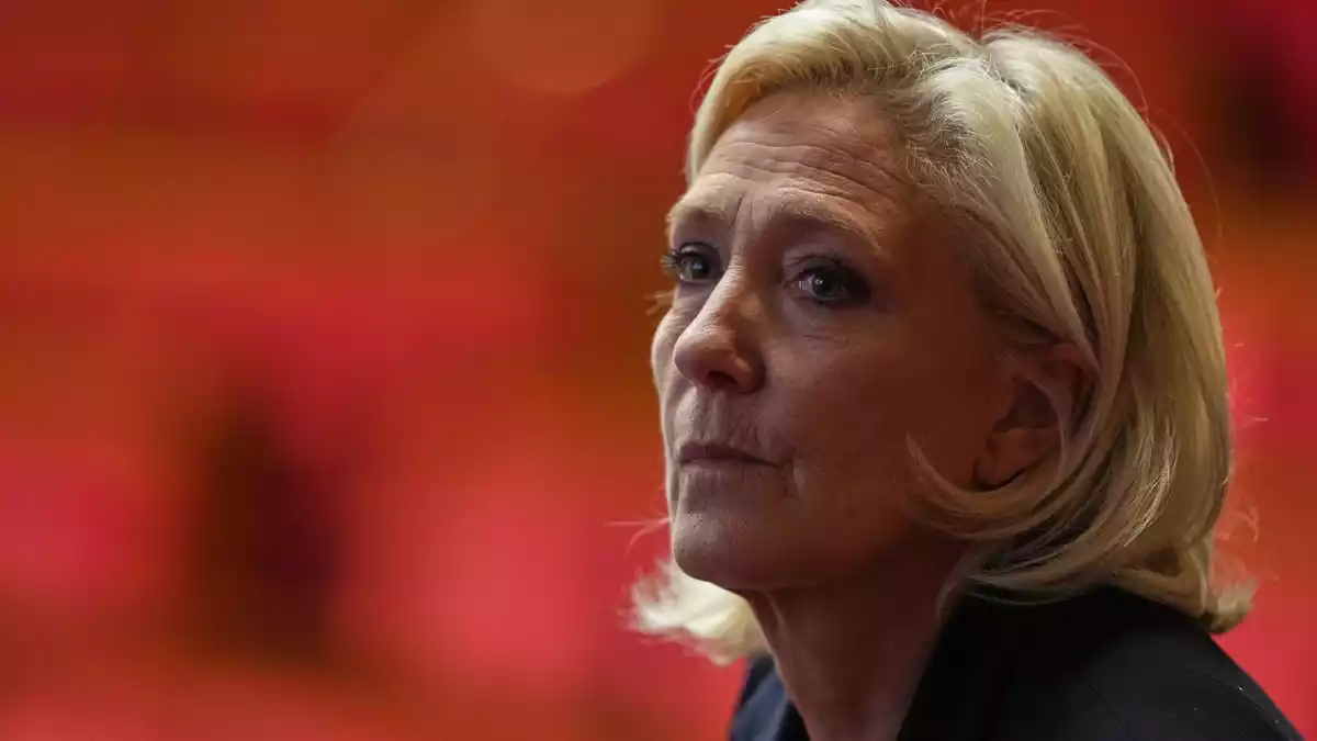 Die Ergebnisse der Teilwahl des Senats stärken Marine Le Pen den Rücken (Archivbild). - Bild: Thibault Camus/AP/dpa