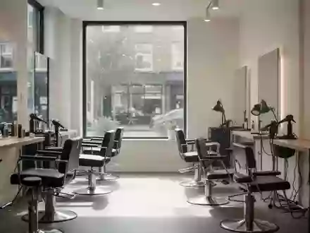 Leere, modern eingerichtete Friseursalons und Kosmetikstudios bei Tageslicht ohne Personen. - Foto: über boerse-global.de