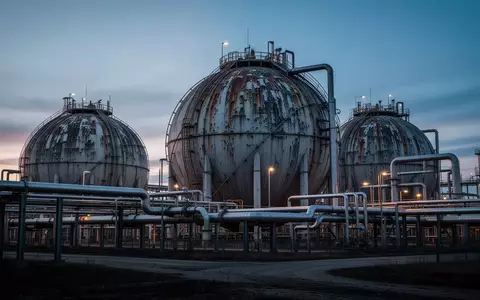 Ein industrielles Erdgasspeicher-Gelände mit großen Kugeltanks und Rohrleitungen in der Dämmerung. - Foto: über boerse-global.de