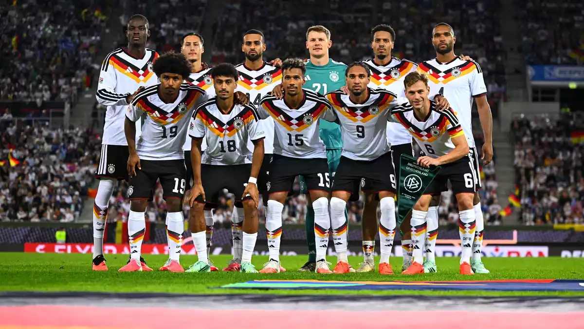 Die DFB-Elf posiert vor dem Anpfiff für das Teamfoto.  - Bild: Tom Weller/dpa