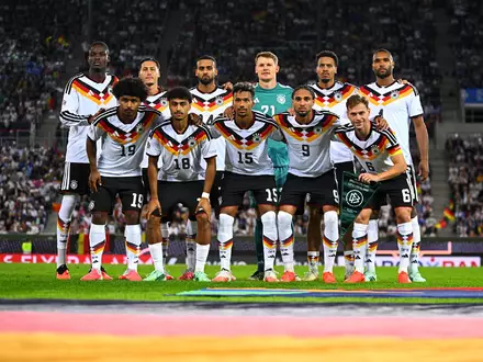 Die DFB-Elf posiert vor dem Anpfiff für das Teamfoto.  - Foto: Tom Weller/dpa
