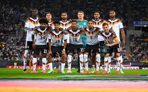 Die DFB-Elf posiert vor dem Anpfiff für das Teamfoto.  - Foto: Tom Weller/dpa