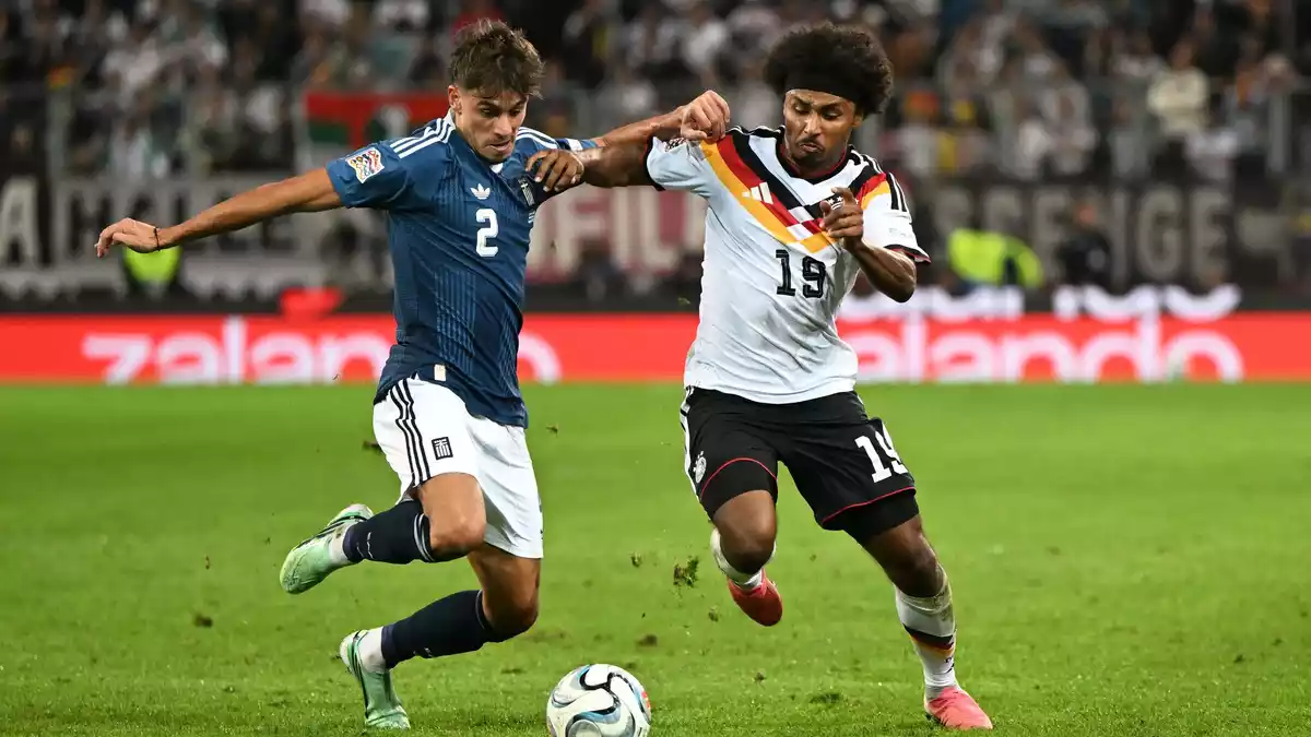 Dynamisch unterwegs auf dem Flügel: Karim Adeyemi (r).  - Bild: Sven Hoppe/dpa