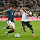 Dynamisch unterwegs auf dem Flügel: Karim Adeyemi (r).  - Bild: Sven Hoppe/dpa