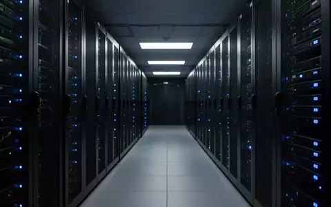 Ein dunkler Serverraum mit leuchtenden Indikatorlichtern an den Racks. - Foto: über boerse-global.de